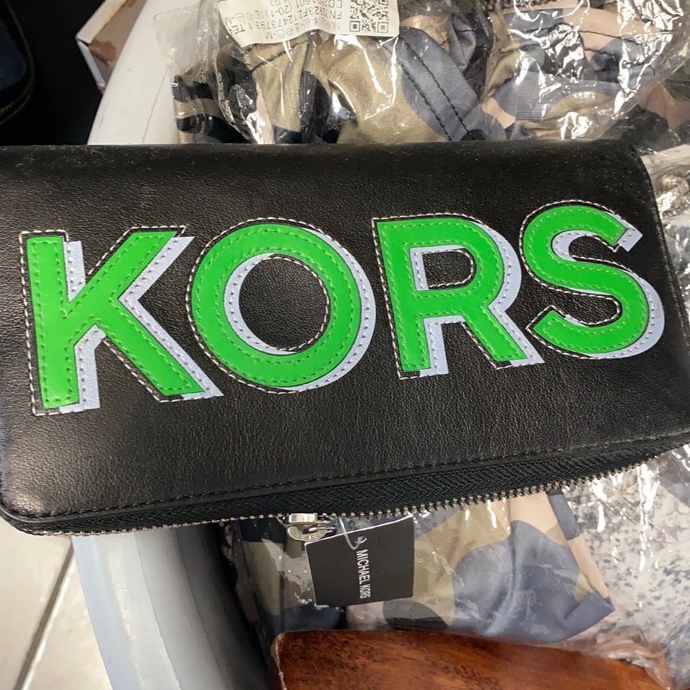 Tech zip around wallet